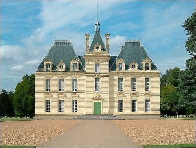 Hergé, pour dessiner son célèbre château s'est inspiré de celui de Cheverny.
Dans quel département français est-il situé ?