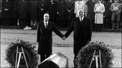 En 1984, le président français François Mitterrand et le chancelier allemand Helmut Kohl se rencontrent (voir photographie). Pourquoi ?