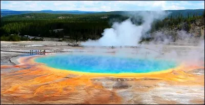 Dans quel parc national des États-Unis, peut-on admirer ce grand bassin d'eau chaude aux nuances de bleu, de jaune et d'orange ?