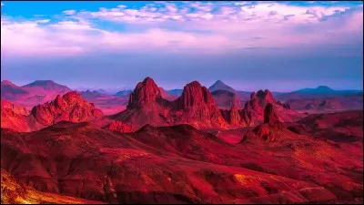 Dans quel pays du Maghreb le désert Rouge du massif de la Tadrart est-il situé ?