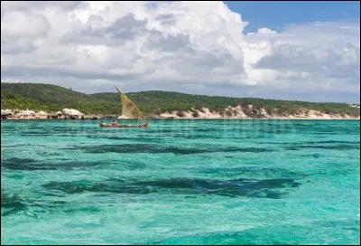 Dans quel pays, la mer d'Émeraude baigne-t-elle les côtes de la ville d'Antsiranana ?