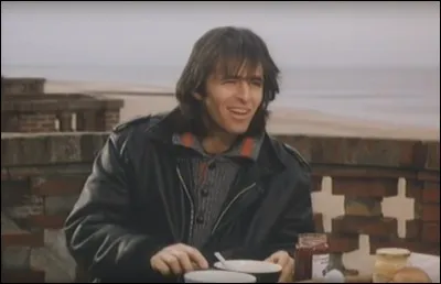 Dans ce décor à marée montante où Goldman livre son âme à son aimée en lui disant "Pourquoi je saigne..." retentit une mélodie de guitare électrique. Quel titre interprétait-il dans ce clip ?