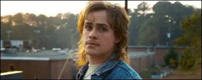 De qui la mère de Nancy et Mike, est-elle tombée sous le charme ?