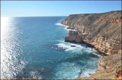 Combien d'oc&eacute;an(s) bord(ent) l'Australie ?