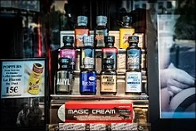 Les "poppers" sont présents dans la culture gay depuis les années 1970, c'est une substance qui faciliterait le rapport sexuel.