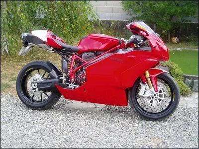 Quelle est la marque de cette moto ?