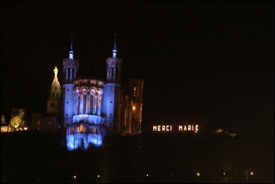 Durant quel mois se déroule "La fête des lumières" à Lyon ?