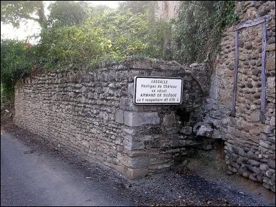 Dans quel lieu l'accès est-il interdit à toute femme, toute femelle d'animal, tout enfant, tout eunuque et tout visage lisse ?