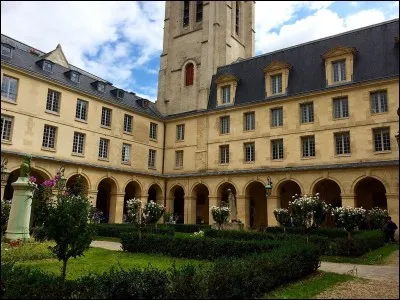 Lors de la Restauration, quel hymne était joué hors de la présence royale ?