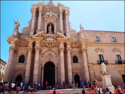 Cette cathédrale présente la particularité d'avoir une façade à colonnes, à l'image d'un temple grec. Elle est aussi bâtie sur les ruines d'un temple grec. Quelle est cette ville sicilienne ?