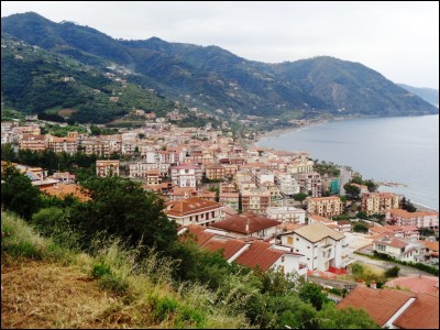 Quelle région italienne est séparée de la Sicile par le détroit de Messine ?