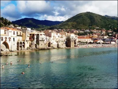 Quelle est cette ville médiévale et station balnéaire du nord de la Sicile qui a accueilli le premier établissement du "Club Med" et attire toujours aujourd'hui de nombreux touristes français ?