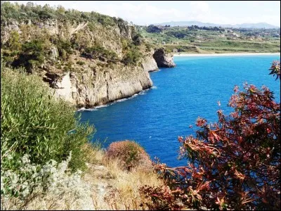 Quel est cet archipel situé à l'Ouest de la Sicile, réputé pour la beauté de ses criques et de ses grottes marines ?