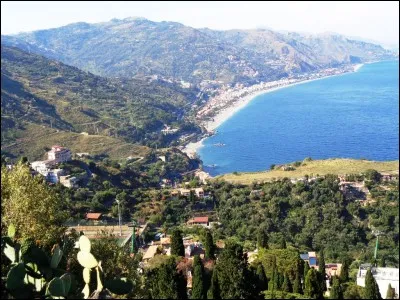 Quelle est cette ville, la plus touristique de Sicile, qui tire sa renommée de son théâtre antique offrant de superbes vues sur la baie et sur l'Etna ?