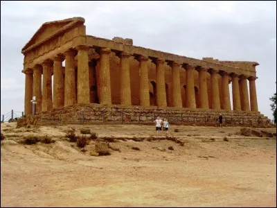 Près de quelle ville sicilienne situez-vous le site archéologique de la Vallée des Temples, abritant notamment le temple de Junon, le temple de la Concorde et les Colonnes d'Hercule ?