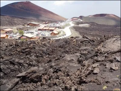 Voici l'emblème de la Sicile : l'Etna. Comment pourriez-vous qualifier ce volcan que les locaux nomment "La Montagne" ?