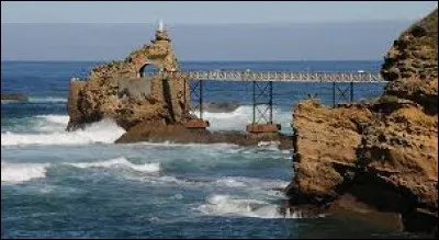 Dans quelle ville fran&ccedil;aise peut-on admirer le Rocher de la Vierge ?