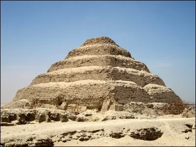 À quoi sert le mastaba situé ordinairement en haut des pyramides, dont celle de Djéser sur la nécropole de Saqqarah ?