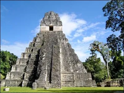 La pyramide de Tikal comporte 9 degrés, pourquoi ?