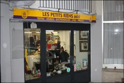 Un indice peut-être ? Elle est jolie, comment peut-il encore lui plaire !