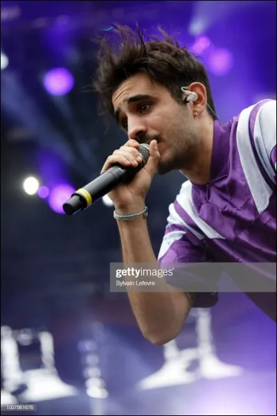Et le chanteur est :