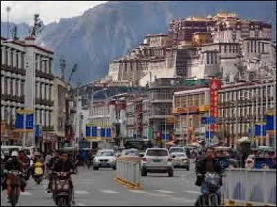 A quelle altitude se trouve la ville chinoise (au Tibet) de Lhassa ?