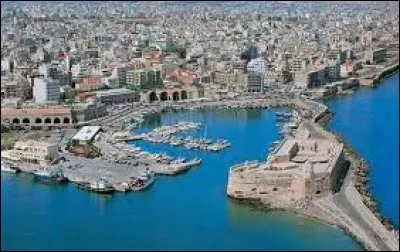 Sur quelle île grecque se situe la ville d'Iraklion ?