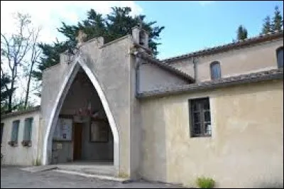 Nous sommes dans l'ancienne région Languedoc-Roussillon devant le porche d'accès à la mairie et à l'église de Montgradail. Petit village de 51 habitants, il se situe dans le département ...