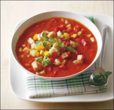 Potage espagnol à base de légumes, servi froid, il s'agit du ...
