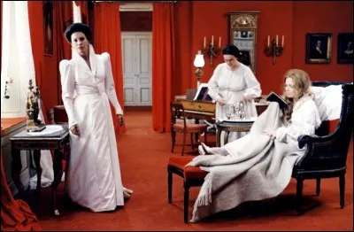 Complétez le titre de ce film d'Ingmar Bergman, sorti en 1972 : "Cris et ".