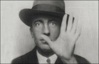 Complétez ce célèbre vers du poète Paul Eluard : "La  de tes yeux fait le tour de mon coeur".