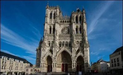 De quelle ville française provient cette célèbre cathédrale Notre-Dame ?