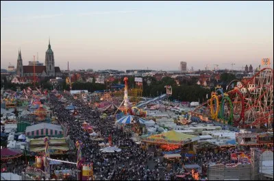 Quelle est cette ville allemande célèbre pour sa fête de la bière ?
