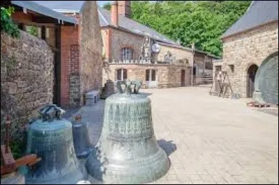 Villedieu-les-Poêles, connue entre autres pour sa fonderie de cloches, est une ville bretonne.