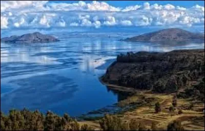 Le lac Titicaca est traversé par la frontière séparant ...