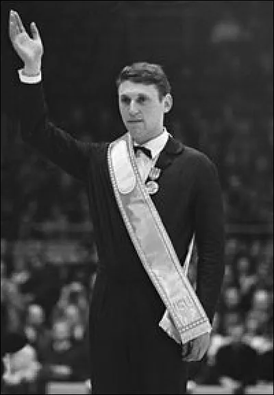 Ce patineur, médaille d'argent aux Jeux olympiques de 1964, champion du monde de patinage artistique l'année suivante, c'est ... Calmat.