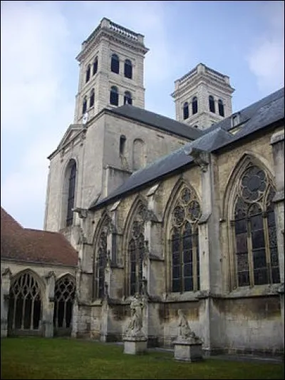 Quel est le nom de la première cathédrale catholique romaine construite en France en 990 ?