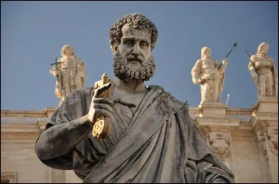 Qui est considéré par l'Église catholique romaine comme le premier pape ?