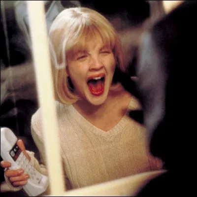 Quelle personne était déguisée en Ghostface lorsque Casey Becker a frappé la tête de celui-ci avec son téléphone ?