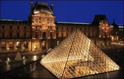 Quel président la République commanda la pyramide du Louvre ?