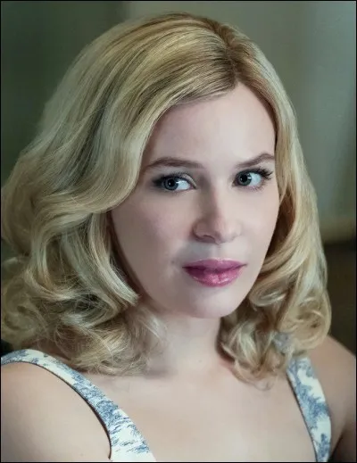 Comment s'appelle la femme (sur la photo) dont Norman est tombé sous le charme ?