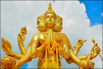 Dieu hindou représenté avec quatre visages et quatre bras, il incarne l'énergie créatrice, quel est son nom ?