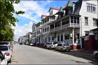 Dans quel pays se situe la ville de Paramaribo ?