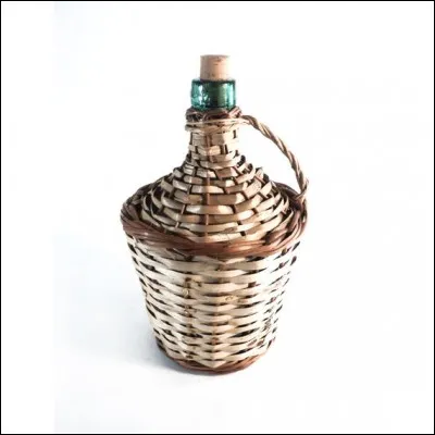 Comment appelle-t-on cette enveloppe d'osier tressé, dont on entoure certaines bouteilles de vin pour les protéger ?