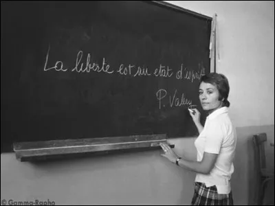 Dans quel film, Danièle, incarnée par Annie Girardot-, tombe-t-elle amoureuse d'un élève de sa classe ?