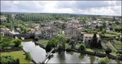 La ville de Parthenay, dans le 79, est travers&eacute;e par la S&egrave;vre Niortaise.