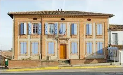 On trouve deux communes portant le nom d'Aucamville : une dans le Tarn-et-Garonne et une en Haute-Garonne. Elles se situent dans la m&ecirc;me r&eacute;gion, qu'elle soit nouvelle ou ancienne.