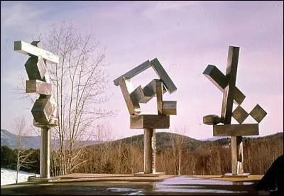 Quel sculpteur est à l'origine des "Cubis", un groupe de sculptures en acier inoxydable ?