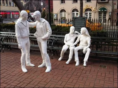 À quel mouvement le sculpteur George Segal était-il étroitement lié ?