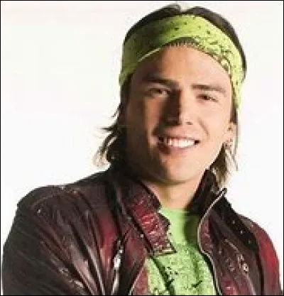 Alexandre se fait mordre par ...